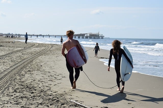 Couple surf